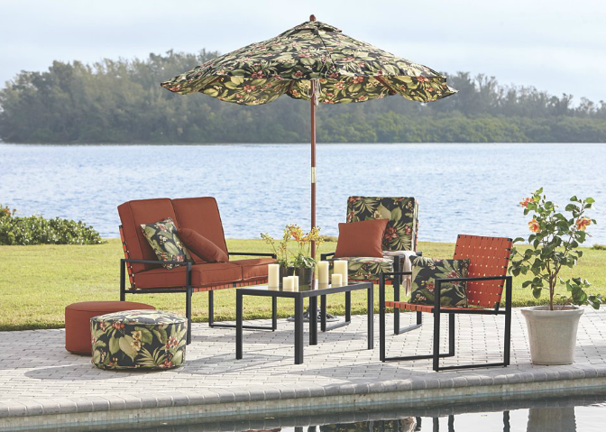 Throw a little shade that everyone will appreciate. This market umbrella casts a cooling shadow by the pool or on the patio.