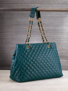 Quilted Chain Bag with golden glam chain straps > 